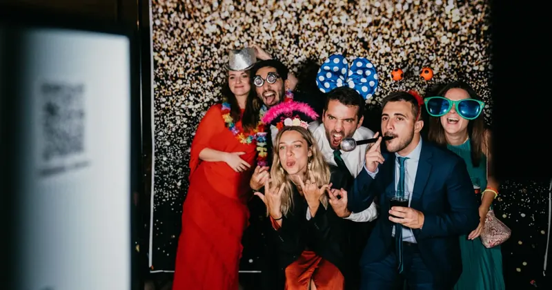 Invitados disfrutando de un fotomatón en una boda en Lleida