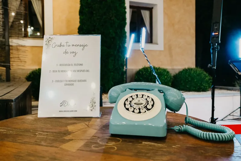 Teléfono retro turquesa del audiolibro de firmas