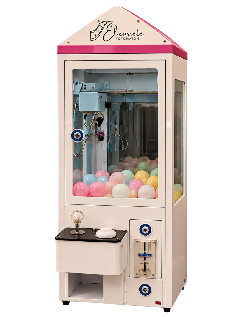 Máquina de pinza de El Carrete con cápsulas de colores y premios
