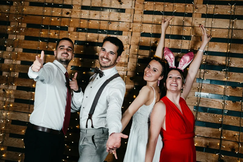 La novia y sus amigos disfrutando del fotomatón en una boda
